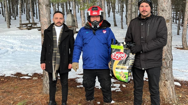 Suşehri'nde yaban hayvanları için doğaya yem bırakıldı