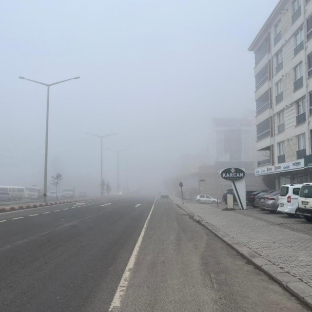 Tavşanlı'da yoğun sis nedeniyle görüş mesafesi düştü