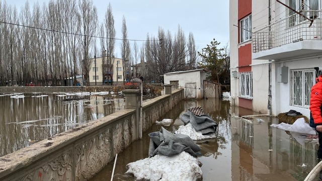 Sivas'ta eriyen kar suları nedeniyle 2 evi su bastı
