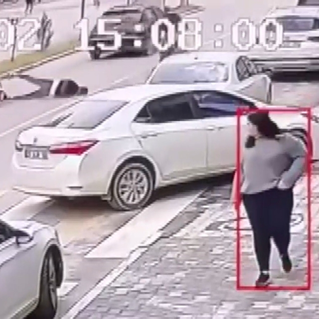 Devrilen motosiklet sürücüsü metrelerce sürüklendi