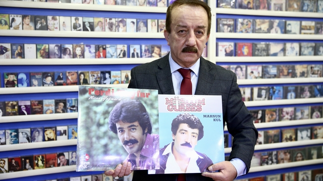 Yarım asırdır aynı yerde dijital çağa rağmen kaset ve plakçılık yapıyor