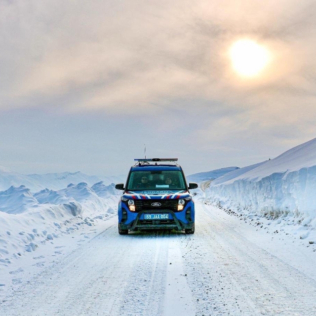 Beyaza bürünen Bayburt'ta jandarma ekipleri görev başında
