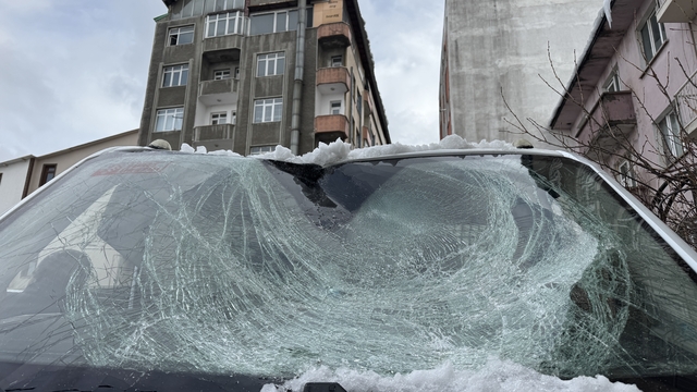 Erzurum'da kamyonetin üzerine çatıdan buz kütlesi düşmesi kamerada
