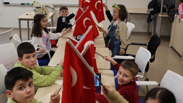 Kartepe Genç Akademi'de yeni dönem bayrak sevgisiyle başladı