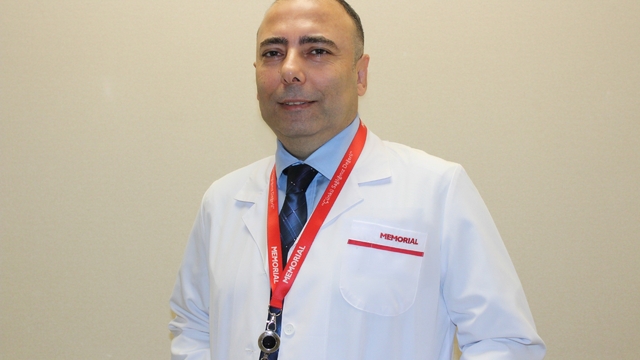 Kanser tedavisinde yeni dönem: Kişiye özel kanser aşıları gündemde
Prof. Dr. Ali Murat Tatlı:
"Erken faz çalışmalarda, daha önce immünoterapiden fayda görmeyen hastalarda bile bağışıklık sistemini güçlü şekilde aktive edebildiğimizi görüyoruz"
"Bu aşılar bugün yarın klinikte rutin kullanıma girecek aşamada değil, faz 1 ve faz 2 çalışmaları devam ediyor"
"Her kanser tipi ve her hasta için özel bir aşı seçeneği ortaya çıkacak gibi görünüyor"