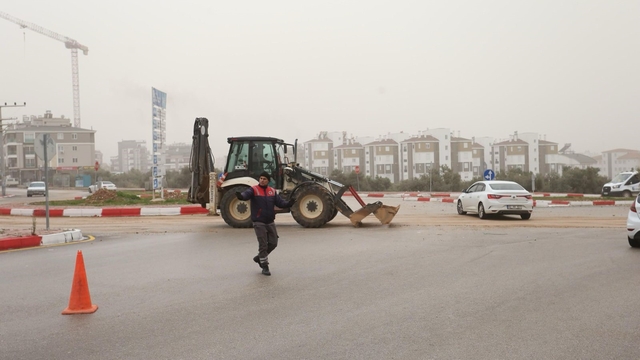 Kepez'de yağış sonrası bozulan yollara müdahale