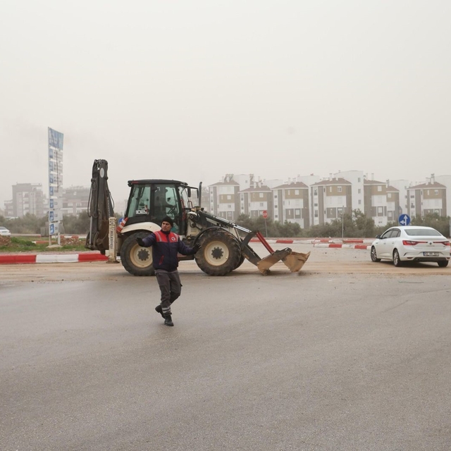 Kepez'de yağış sonrası bozulan yollara müdahale