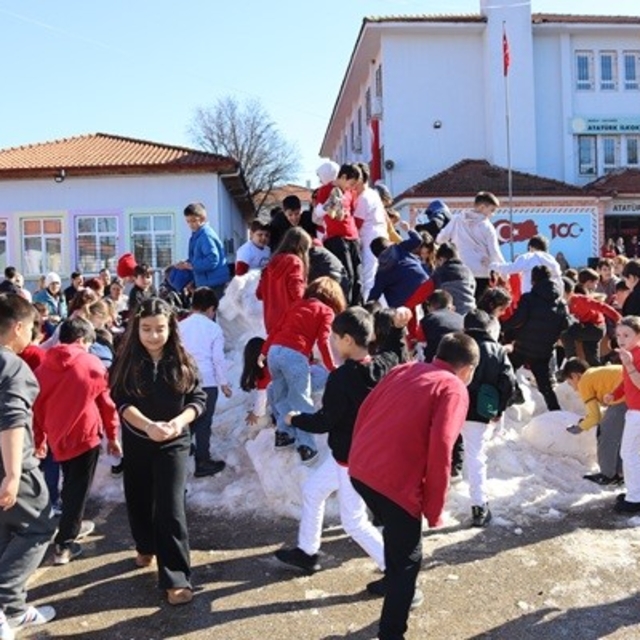 Köyceğiz'de öğrencilere kar sürprizi