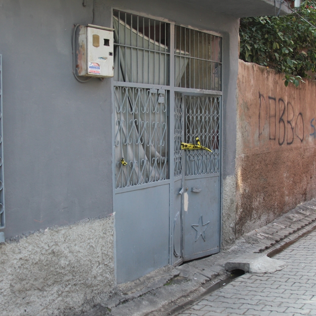 3 çocuk annesi eşini bıçaklayarak öldürdü, başında ağlayıp teslim oldu