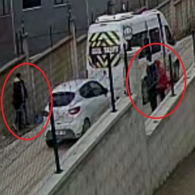 Öğrencilerin gözü önünde yumruk yumruğa kavga