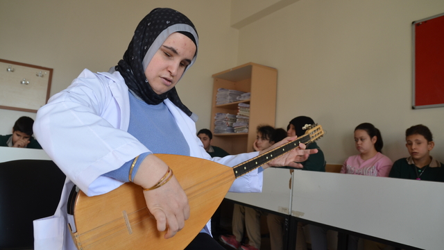 Görme engelli Mukaddes öğretmen öğrencilerine "hayatın ritmini tutmayı" öğretiyor