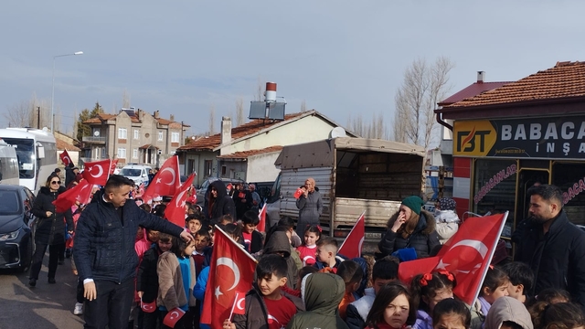 Ulaş'ta öğrenciler bayrak yürüyüşü yaptı
