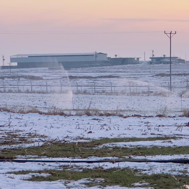 Karla kaplı arazide kaçak elektrikle sulama