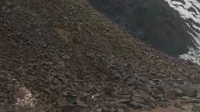 Sason'da kar ve yağmur sonrası heyelan: Köy minibüsü yolda mahsur kaldı