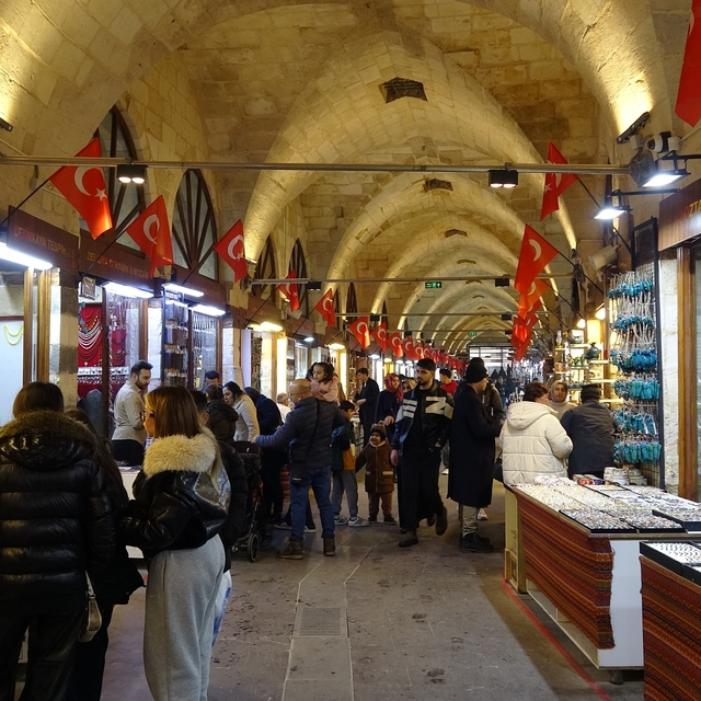 Depremde hasar gören tarihi Zincirli Bedesten yeniden cıvıl cıvıl