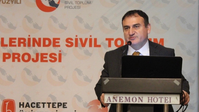 Türkiye'de her 10 kişiden biri dernek üyesi
Türkiye'de kamu hizmetlerinin sunumunda sivil toplum kuruluşlarının rolü masaya yatırıldı
İçişleri Bakanlığı Sivil Toplumla İlişkiler Genel Müdürlüğü Daire Başkanı Fahrettin Kaya, "Ülkemizde ki yaklaşık 102 bin dernek ve 10 milyona yakın dernek üyesi var"