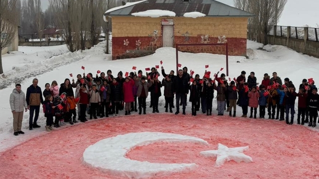 Ağrı'da öğrenciler karda Türk bayrağı yaptı