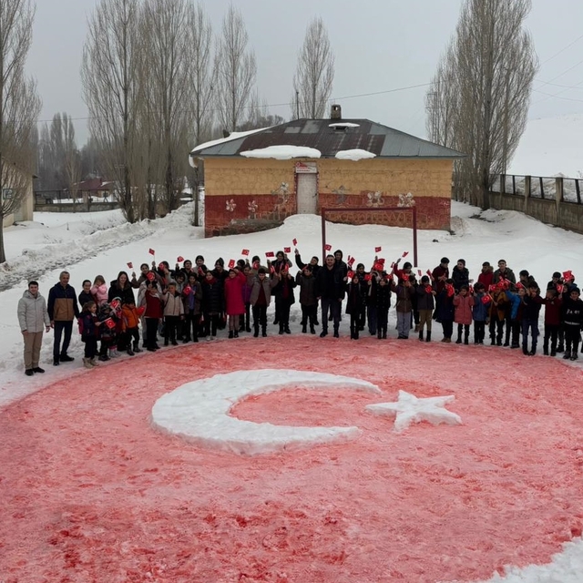 Ağrı'da öğrenciler karda Türk bayrağı yaptı