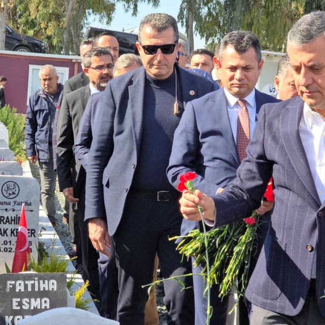 Özgür Özel, deprem şehitliğini ziyaret etti