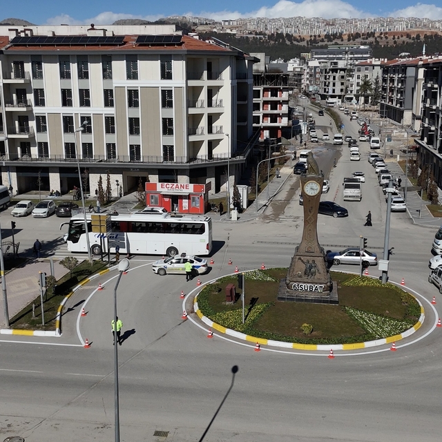 6 ŞUBAT DEPREMLERİNİN ÜÇÜNCÜ YILI - Adıyaman'daki "saat kulesi" 3 yıldır 04...