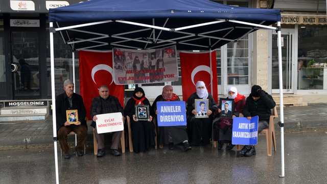 Muş'ta evlatlarına kavuşmak isteyen aileler, DEM Parti önündeki eylemlerini sürdürdü