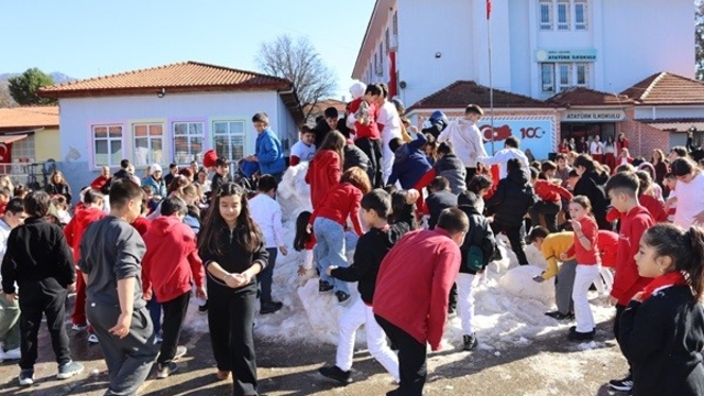 Köyceğiz'de öğrencilere kar sürprizi