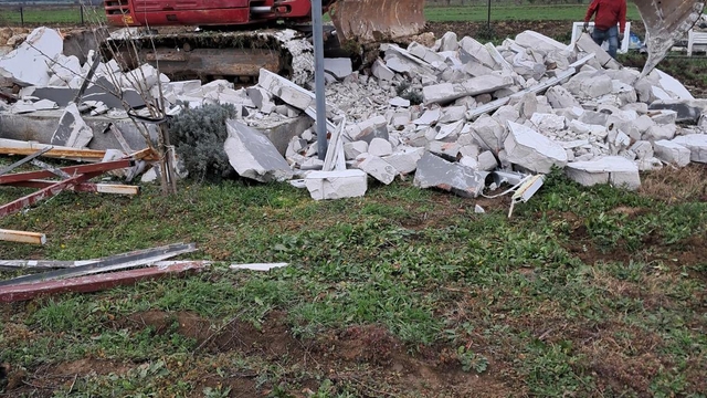 Çanakkale'de 10 kaçak yapının yıkımı gerçekleştirildi