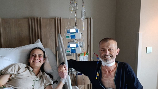Kızının karaciğeri ile hayata tutundu
Sağlık görevlisi genç kadın, karaciğeri ile nakil bekleyen babasına umut oldu