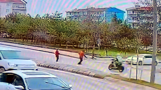 Torunuyla yolun karşısına geçerken motosiklet çarptı; kaza kamerada