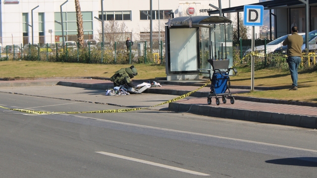 Alışveriş merkezindeki durakta şüpheli valiz paniği
Karayolu trafiğe kapatıldı, valiz patlatıldı