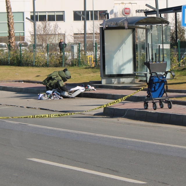 Alışveriş merkezindeki durakta şüpheli valiz paniği
Karayolu trafiğe kapatı...