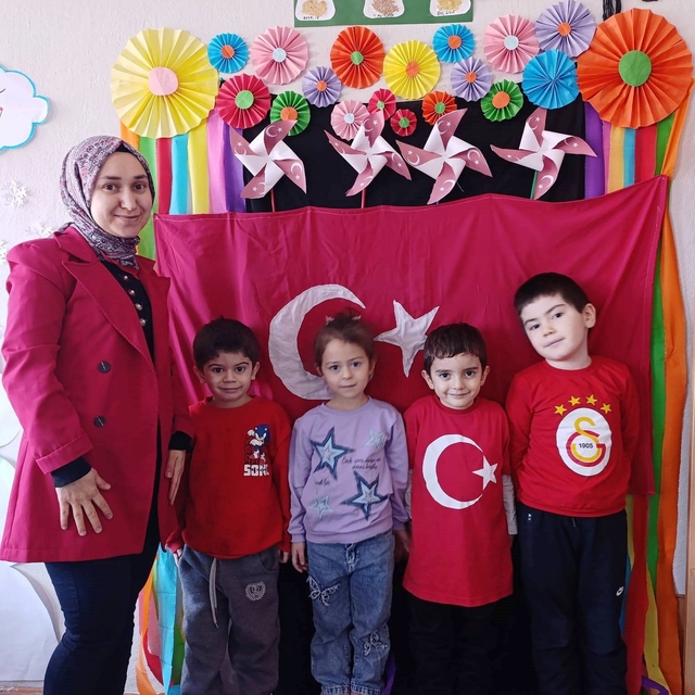 Hisarcık'ta minikler sınıfları için Türk bayrağını kendi elleri ile dikti