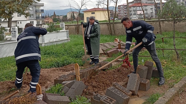 Aydın Büyükşehir, Çine'de mezarlıklarda onarım ve bakım çalışması gerçekleştirdi