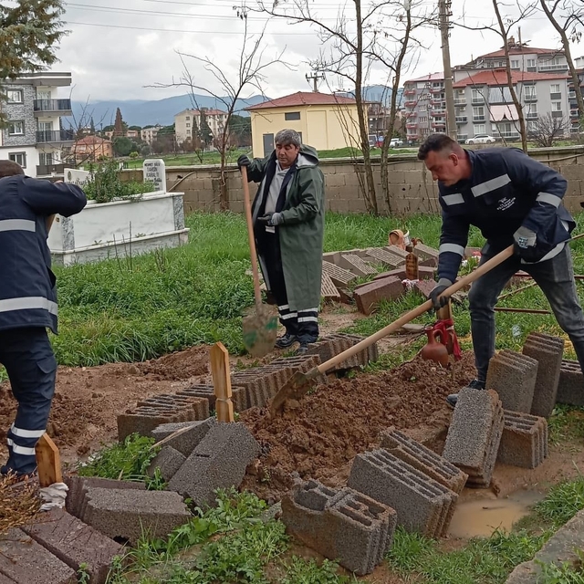 Aydın Büyükşehir, Çine'de mezarlıklarda onarım ve bakım çalışması gerçekleş...