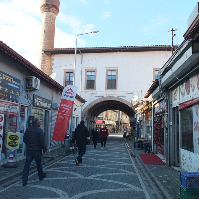 Burhaniye'de altından yol geçen cami ilgi odağı oldu