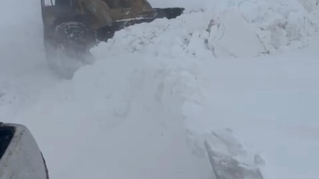 Kar kalınlığının 2 metreyi bulduğu Ağrı'da ekiplerin zorlu mesaisi