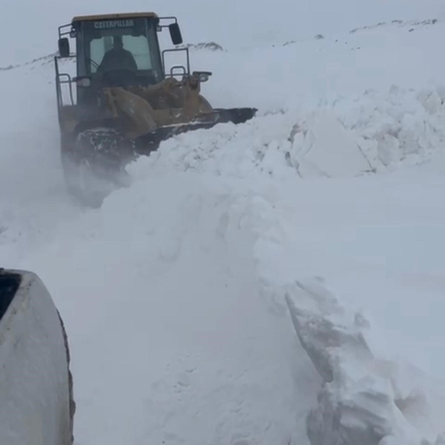 Kar kalınlığının 2 metreyi bulduğu Ağrı'da ekiplerin zorlu mesaisi