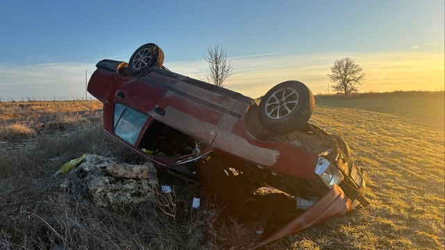 Uşak'ta tarlaya devrilen otomobildeki 2 kişi yaralandı