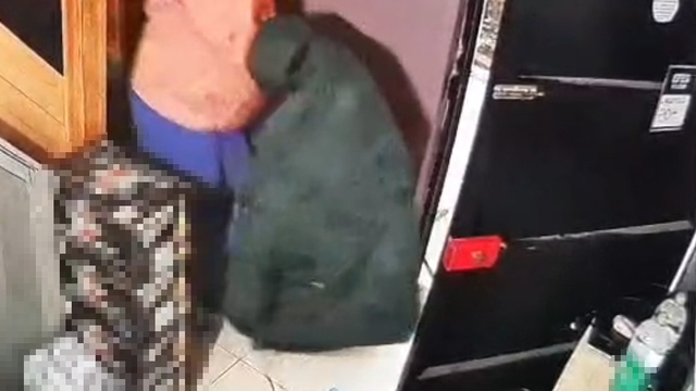 Sahibiyle samimiyet kurduğu iş yerinden önce çöpleri, sonra 250 karton sigarayı çıkarttı
İş yeri sahibinin içine kurt düştü, kameraları inceleyince soyulduğunu anladı
Antalya'da temizlik işçisinin 250 bin liralık sigara ve alkol hırsızlığı kamerada