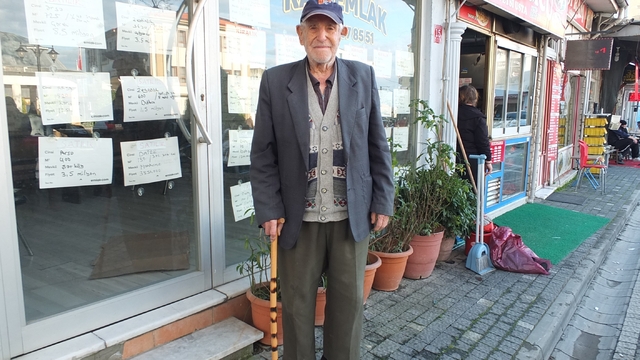 Burhaniye'de 97 yaşındaki Hasan dede ilçenin ayaklı tarihi oldu