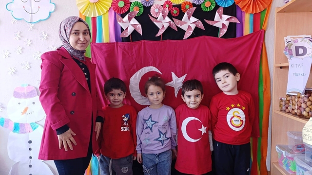 Hisarcık'ta minikler sınıfları için Türk bayrağını kendi elleri ile dikti