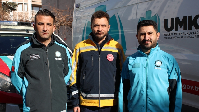 'Asrın felaketi'nde bölgeye ulaşan ilk ekipler yaşadıklarını anlattı
Kimi ardında hamile eşini bıraktı yardıma koştu, kimi enkazda yakalandığı büyük depreme rağmen kurtarma çalışmasına devam etti
Kayseri UMKE Sorumlusu İslam Köseoğlu:
"Her bebek gördüğümde hafızamdan silinmeyen tabloyu hatırlıyorum"
UMKE İstasyon Sorumlusu Paramedik Yunus Erol:
"Çalıştığımız alanın hemen yakınında ilk depremde hasar almış çok da sağlam olmayan bir bina vardı. Arkamızdaki bina yıkılacak olsaydı belki de hiçbirimizin kurtulma şansı yoktu. Çok şükür daha sonra anneyi de enkazdan sağlıklı bir şekilde dışarıya çıkardık ve sağlık ekiplerine teslim ettik"