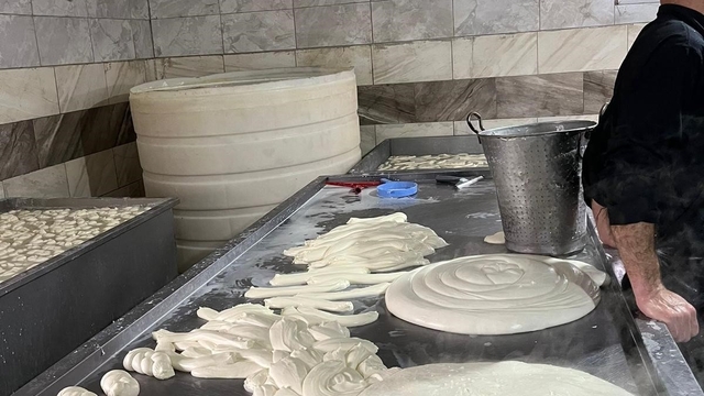 Diyarbakır'da 5 işletmede ele geçirilen 460 kilogram peynir imha edildi
8 işletmeye 528 bin lira ceza kesildi