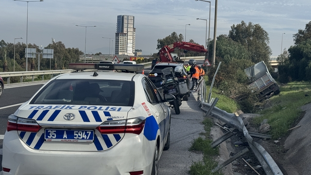 İzmir'de şarampole devrilen kamyonun sürücüsü yaralandı