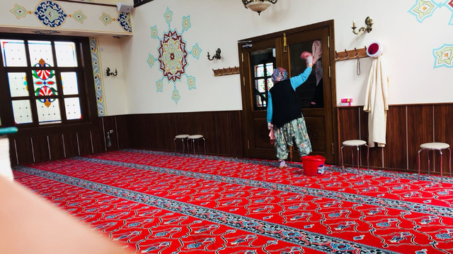 Beypazarı'da belediye ekipleri Ramazan öncesi camilerde temizlik çalışması yapıyor