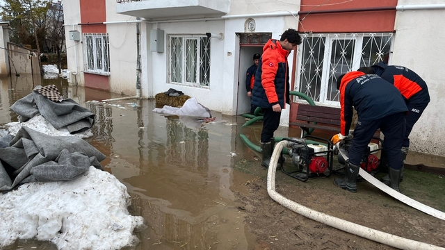 Sivas'ta kar suları taşkına neden oldu