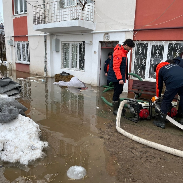 Sivas'ta kar suları taşkına neden oldu