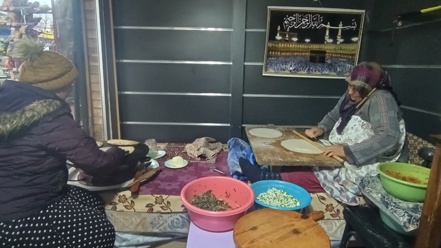 Depremzede kadınlar, açtıkları iş yerinde hem birbirine hem de ailelerine destek oluyor