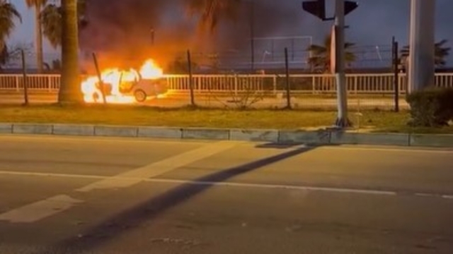 Alanya'da çarpışan araba alev topuna döndü