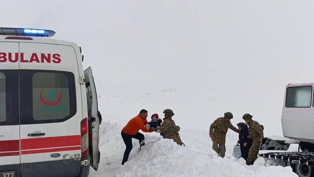 Mehmetçik, Kars'ta kardan kapanan yollar nedeniyle ulaşılamayan hasta çocukları sağlık ekiplerine teslim etti